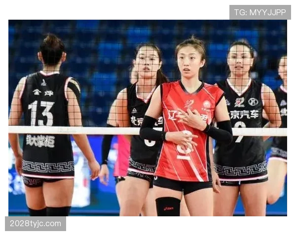 丁霞身上的名牌比我一个月工资还贵，转身上场就是汗和泥，反差笑出声