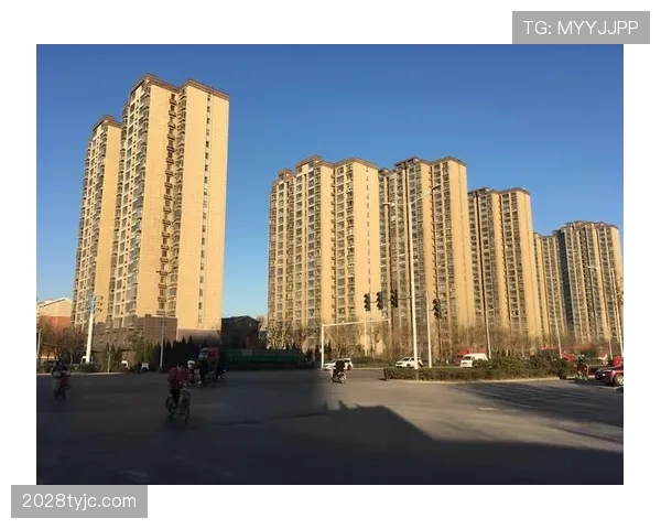 吕小军训练完啃鸡腿的样子，真不像快40的人