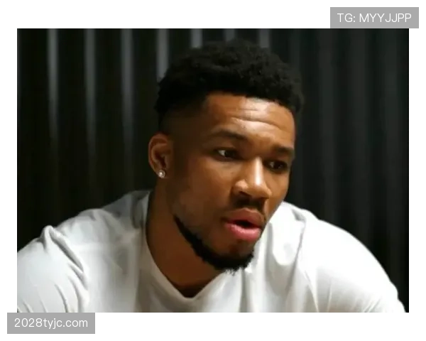 扬尼斯·阿德托昆博站在豪车旁拎着塑料外卖袋，我笑岔气了