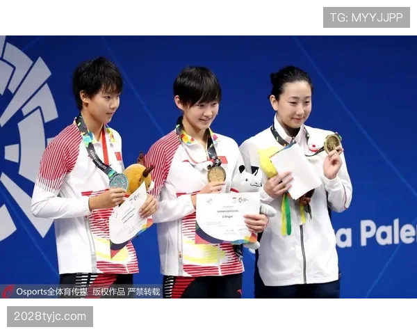 李冰洁训练室外的笑容，和赛场上简直不是一个人啊！